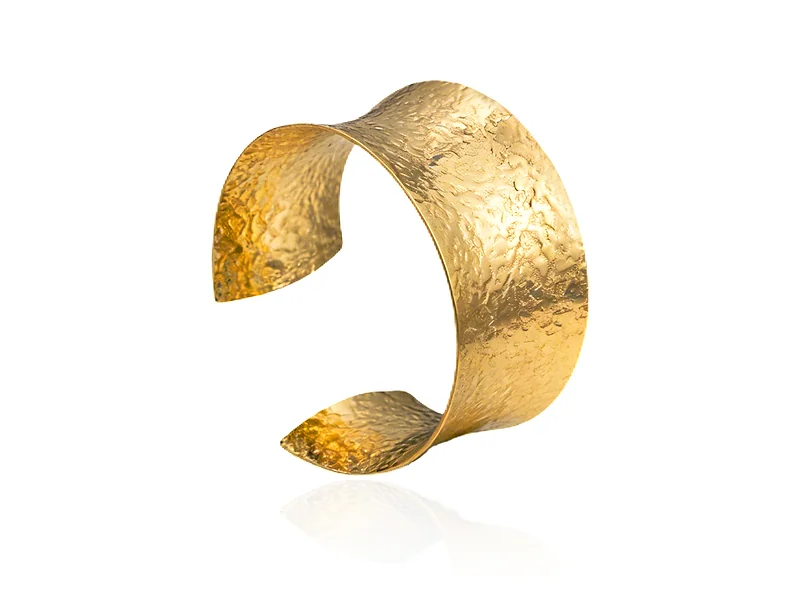Pulsera de oro martillado